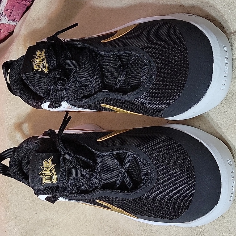Nike Black, White, and Gold Athletic Shoes Brand New - Picture 5 of 7